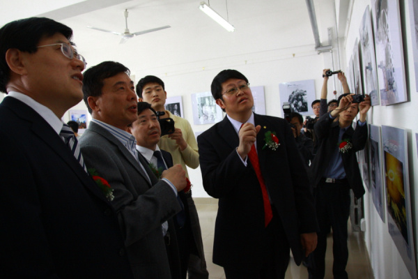 山東省人民政府外宣辦主任王世農(nóng)，山東省政協(xié)常委、原省高工委副書記宋煥新和吳思強教授在影展現(xiàn)場