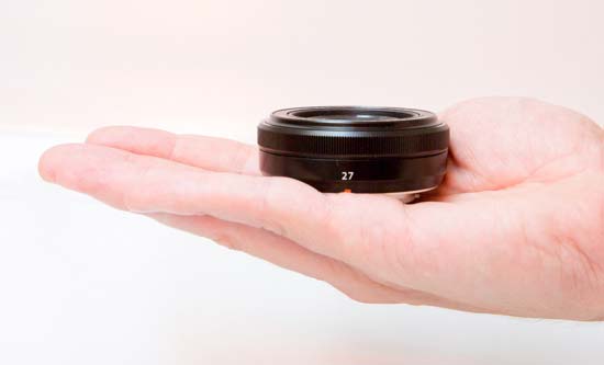 富士27mm F2.8頭實(shí)物圖賞-手持示意圖