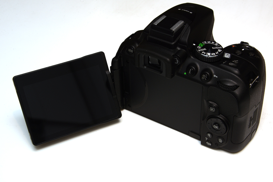 尼康D5300量產(chǎn)版本開箱-翻轉(zhuǎn)LCD屏