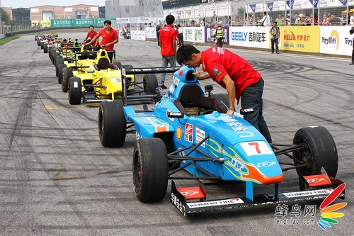 如何使用佳能小三元拍攝動(dòng)感賽車