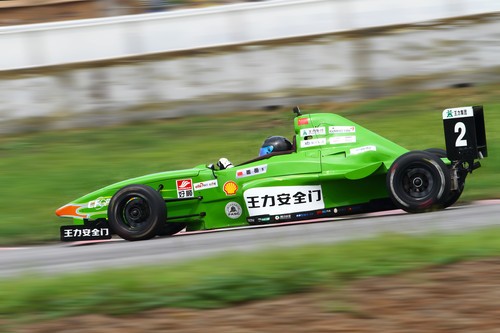 如何使用佳能小三元拍攝動感賽車