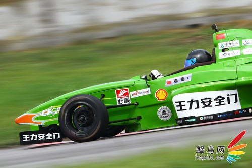 如何使用佳能小三元拍攝動感賽車