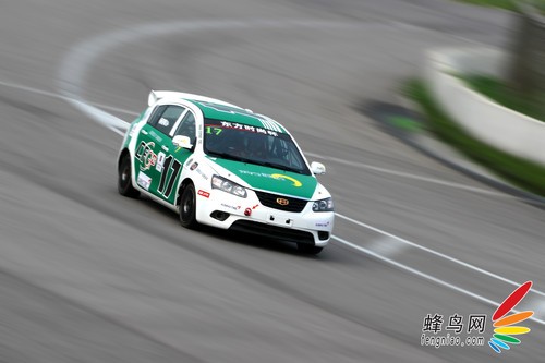 如何使用佳能小三元拍攝動感賽車