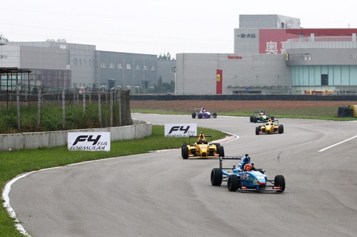 如何使用佳能小三元拍攝動(dòng)感賽車