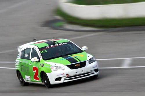 如何使用佳能小三元拍攝動(dòng)感賽車