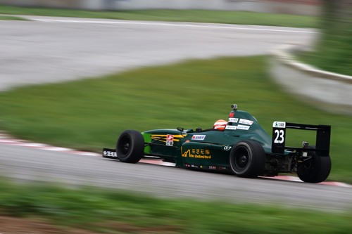 如何使用佳能小三元拍攝動(dòng)感賽車