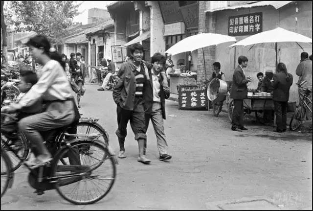 1988年，大學(xué)習(xí)巷 快樂(lè)的伙計(jì)倆.jpg