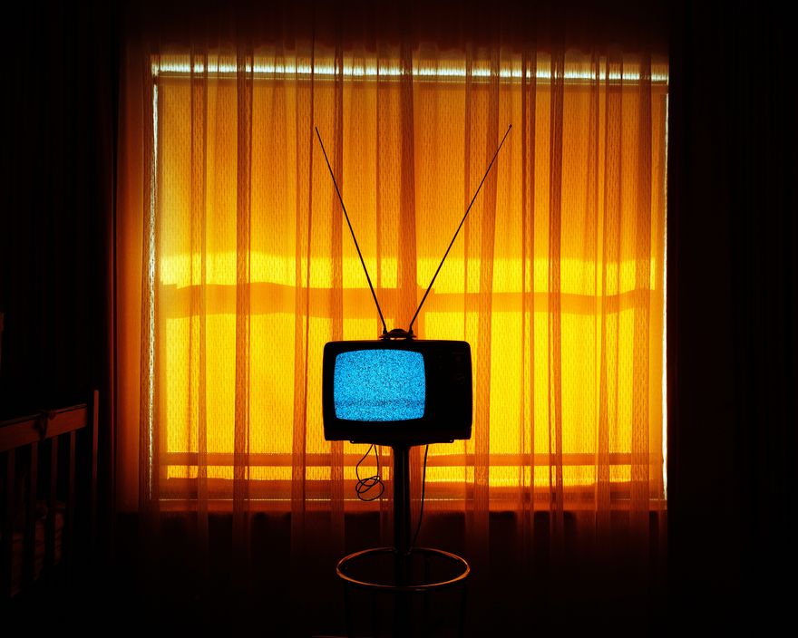 圍繞電視機(jī)的臺(tái)前幕后