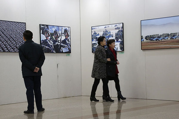 第二屆強(qiáng)軍夢(mèng)大型軍事攝影展在北京民族文化宮舉行