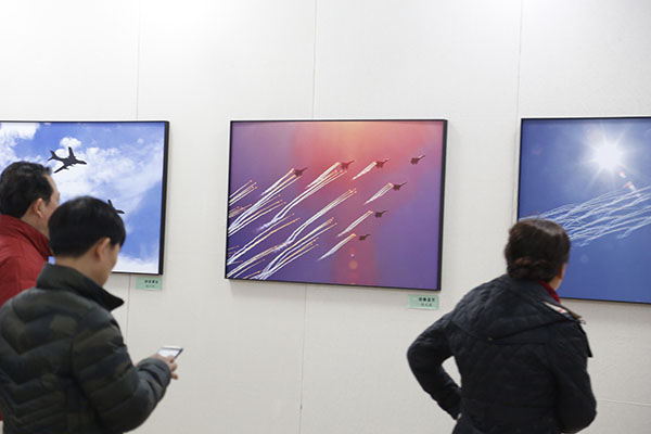 第二屆強(qiáng)軍夢(mèng)大型軍事攝影展在北京民族文化宮舉行