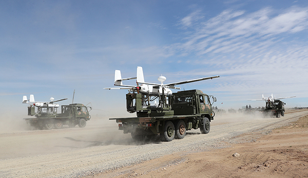 第二屆強(qiáng)軍夢(mèng)大型軍事攝影展在北京民族文化宮舉行