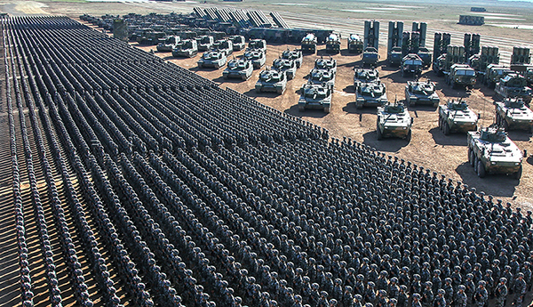 第二屆強(qiáng)軍夢(mèng)大型軍事攝影展在北京民族文化宮舉行