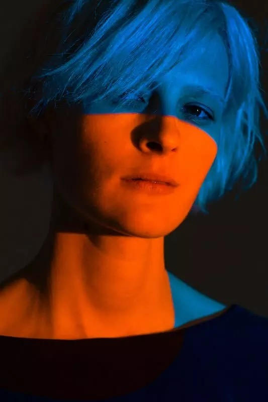 沒(méi)有高端的造型燈怎么辦？不妨試試投影儀吧