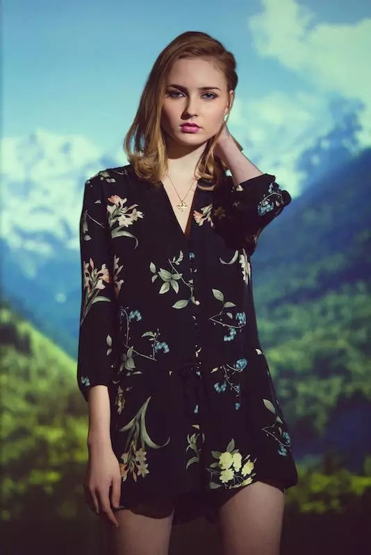 沒(méi)有高端的造型燈怎么辦？不妨試試投影儀吧