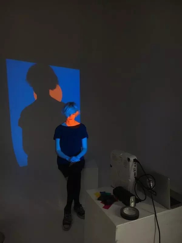 沒(méi)有高端的造型燈怎么辦？不妨試試投影儀吧