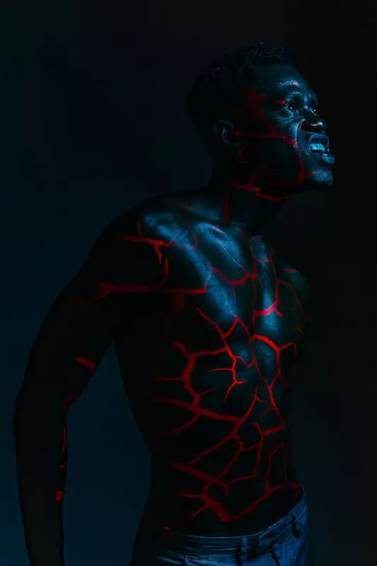 沒(méi)有高端的造型燈怎么辦？不妨試試投影儀吧