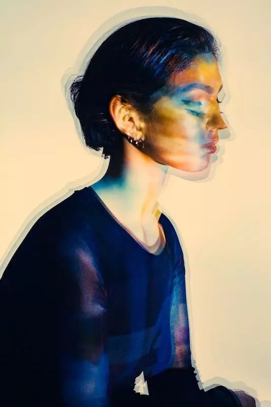 沒(méi)有高端的造型燈怎么辦？不妨試試投影儀吧