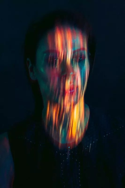 沒(méi)有高端的造型燈怎么辦？不妨試試投影儀吧