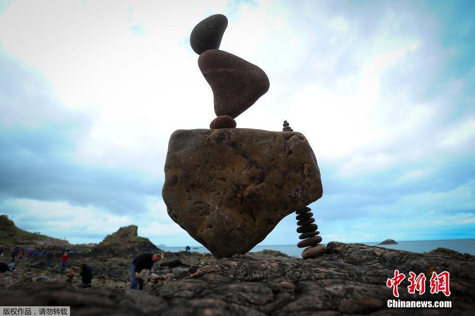 歐洲舉辦立石大賽 小小石頭挑戰(zhàn)地心引力