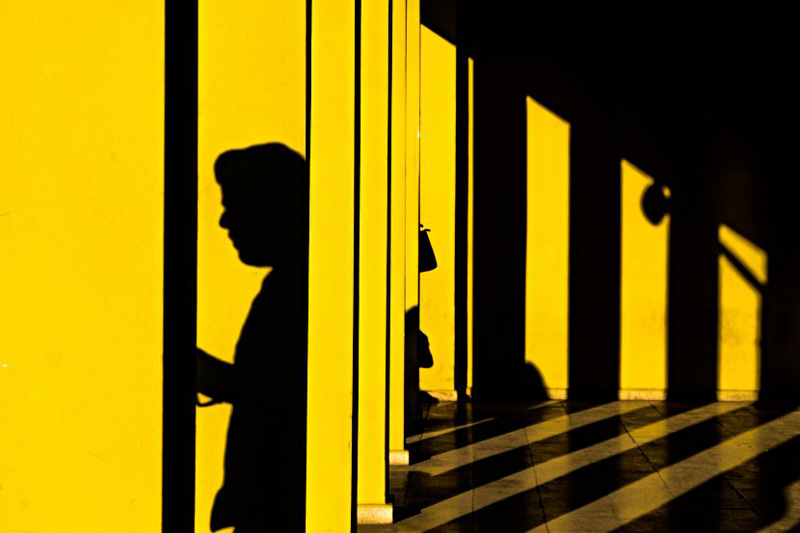 大光比下的詩意街頭 趣味光影于彩色街頭略過