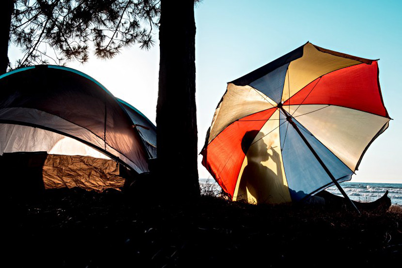 大光比下的詩意街頭 趣味光影于彩色街頭略過