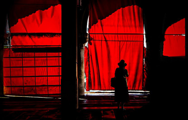 大光比下的詩意街頭 趣味光影于彩色街頭略過