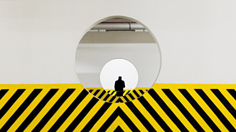 大光比下的詩意街頭 趣味光影于彩色街頭略過