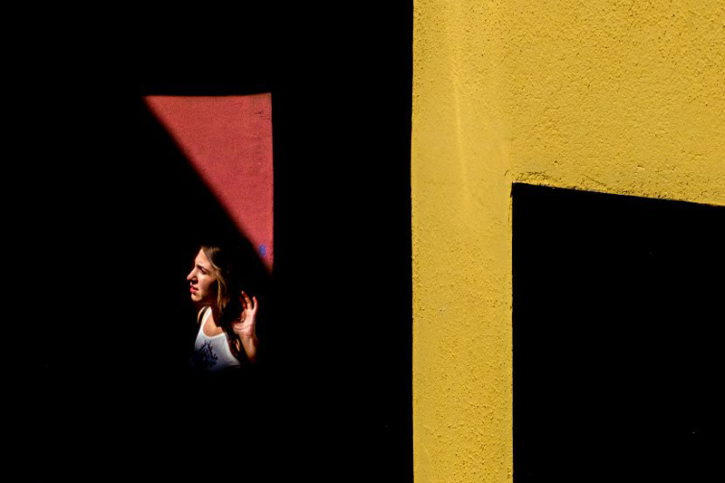 大光比下的詩意街頭 趣味光影于彩色街頭略過