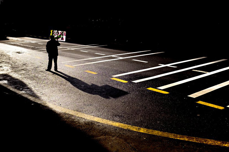 大光比下的詩(shī)意街頭 趣味光影于彩色街頭略過