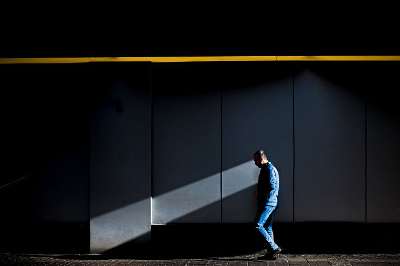 大光比下的詩意街頭 趣味光影于彩色街頭略過