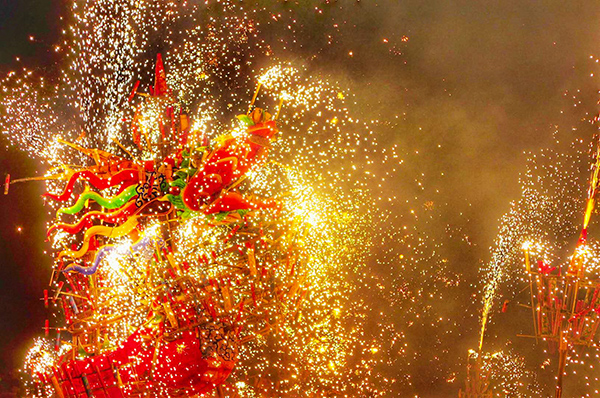 揭陽(yáng)火龍勁舞鬧新春