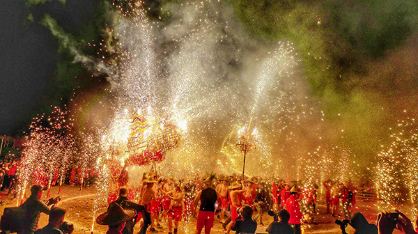 揭陽(yáng)火龍勁舞鬧新春