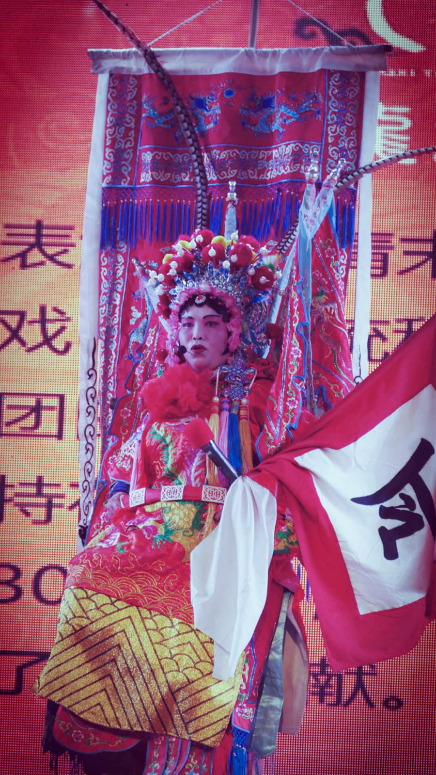 成都黃龍溪古鎮(zhèn)的絕活“非遺”川劇表演吸引了眾多游客