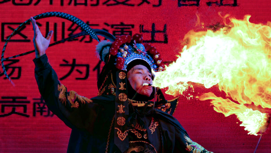 成都黃龍溪古鎮(zhèn)的絕活“非遺”川劇表演吸引了眾多游客