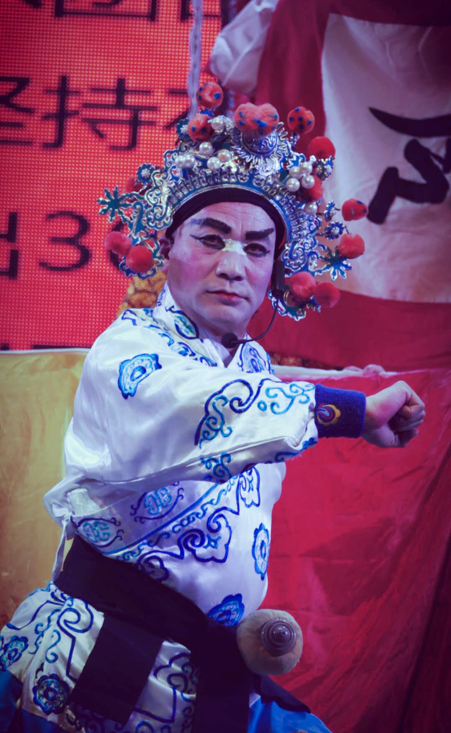 成都黃龍溪古鎮(zhèn)的絕活“非遺”川劇表演吸引了眾多游客