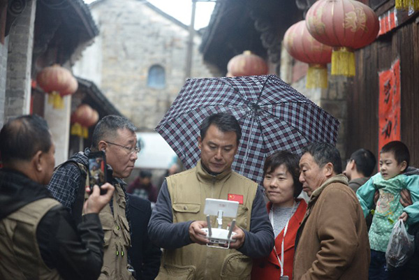 《＂增強(qiáng)四力＂攝影記者在基層匯報展》受到觀眾好評