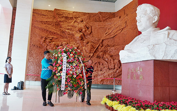 中國新聞攝影學(xué)會組織攝影記者到方志敏紀(jì)念館參觀學(xué)習(xí)