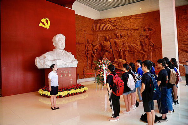 中國新聞攝影學(xué)會組織攝影記者到方志敏紀(jì)念館參觀學(xué)習(xí)