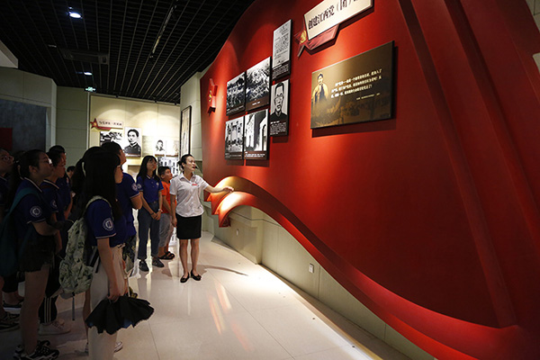 中國新聞攝影學(xué)會組織攝影記者到方志敏紀(jì)念館參觀學(xué)習(xí)