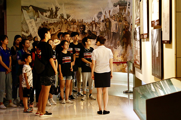 中國新聞攝影學(xué)會組織攝影記者到方志敏紀(jì)念館參觀學(xué)習(xí)