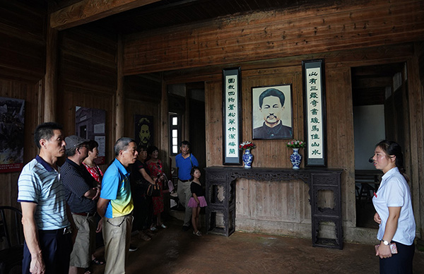 中國新聞攝影學(xué)會組織攝影記者到方志敏紀(jì)念館參觀學(xué)習(xí)