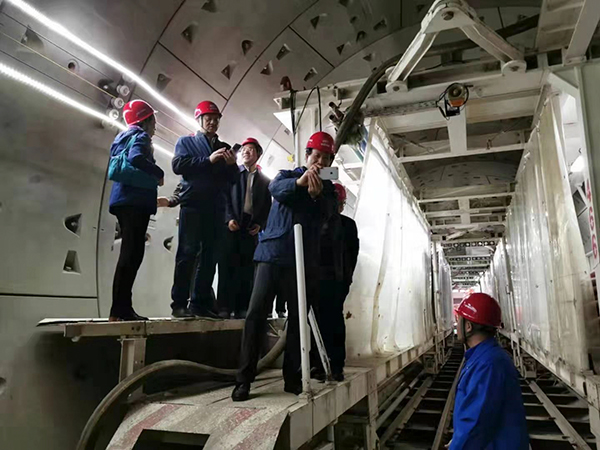 中國新聞攝影學(xué)會釆訪小分隊走進(jìn)北京地鐵19號線施工現(xiàn)場