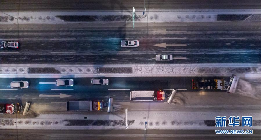 （社會(huì)）（1）吉林長(zhǎng)春：大雪襲城 環(huán)衛(wèi)上陣