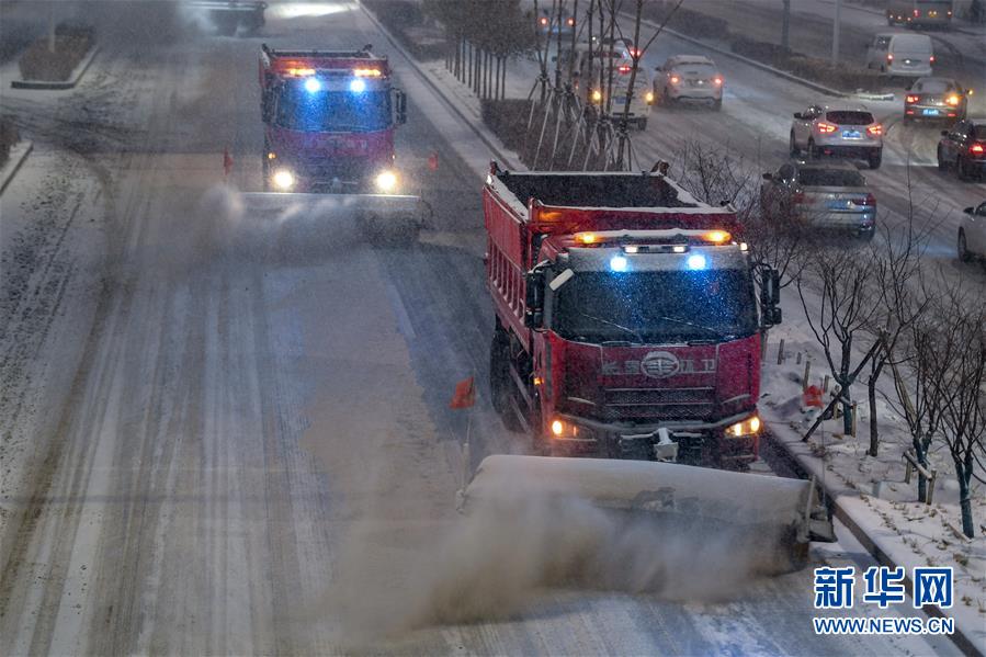 （社會(huì)）（2）吉林長(zhǎng)春：大雪襲城 環(huán)衛(wèi)上陣