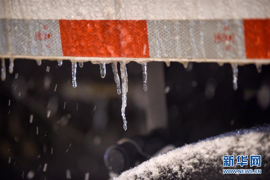 （社會(huì)）（5）吉林長(zhǎng)春：大雪襲城 環(huán)衛(wèi)上陣