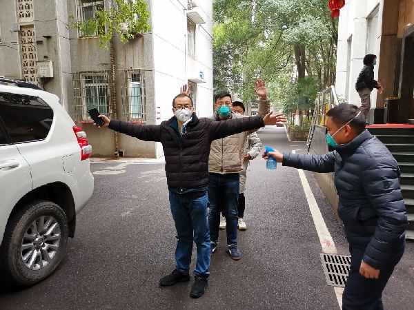 我在現(xiàn)場(chǎng) | 除夕夜凄冷寧?kù)o 火神山熱火朝天