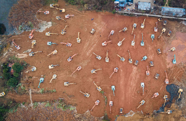 我在現(xiàn)場(chǎng) | 除夕夜凄冷寧?kù)o 火神山熱火朝天