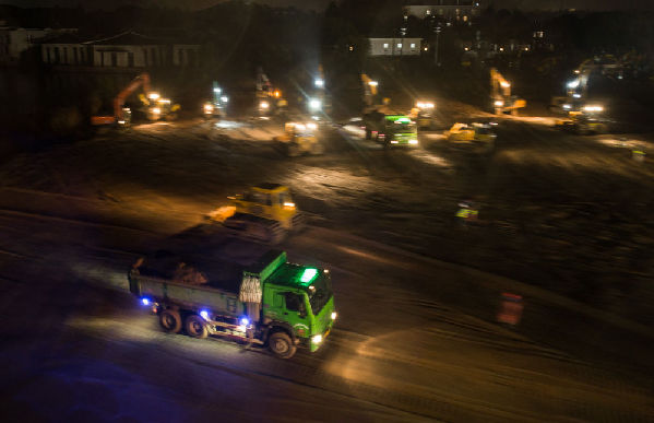 我在現(xiàn)場(chǎng) | 除夕夜凄冷寧?kù)o 火神山熱火朝天