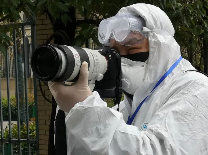 ↑ 2月6日，王毓國(guó)在武漢中醫(yī)醫(yī)院采訪。