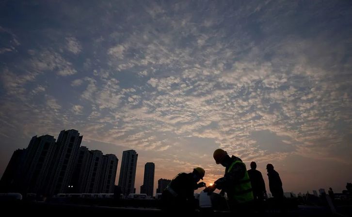 ↑ 2月5日，工人在武漢雷神山醫(yī)院建設(shè)工地施工。